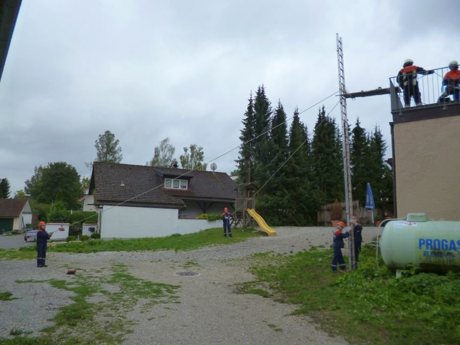 Übung der Jugendfeuerwehr, Rettung mit Trage an einer Leiter