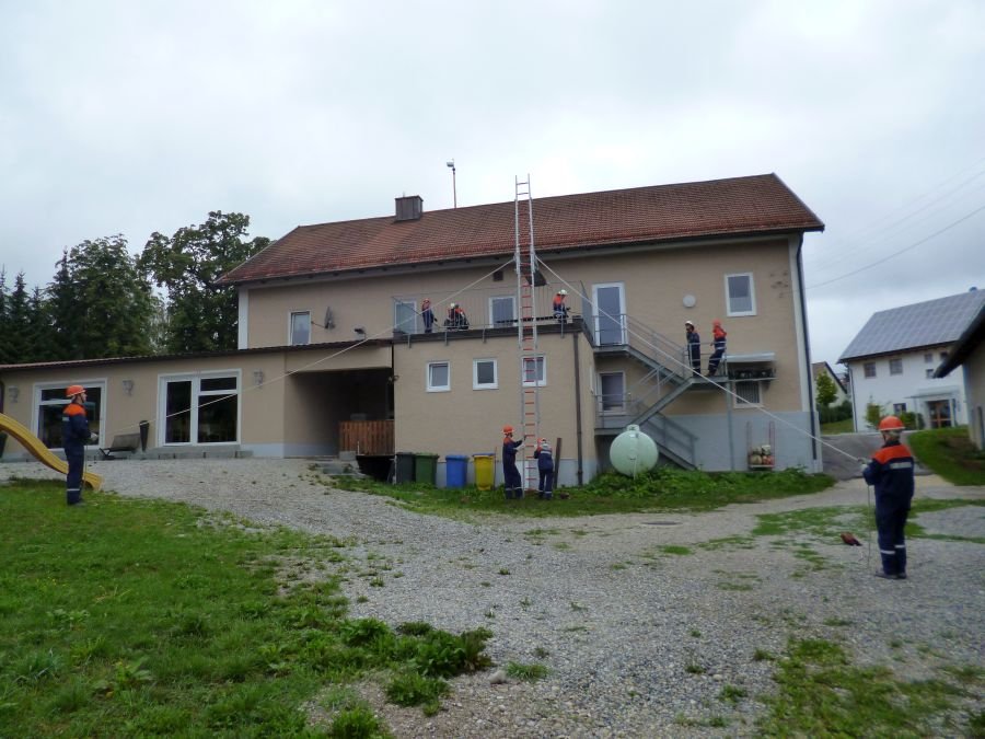Übung der Jugendfeuerwehr, Rettung mit Trage an einer Leiter