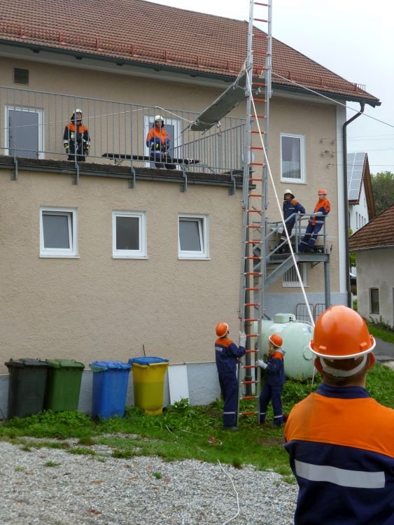 Übung der Jugendfeuerwehr, Rettung mit Trage an einer Leiter