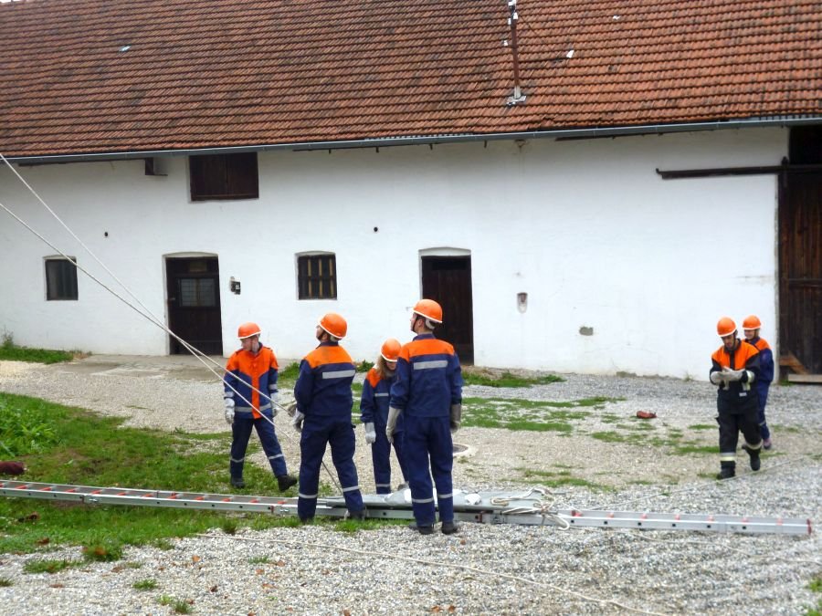 Übung der Jugendfeuerwehr, Rettung mit Trage an einer Leiter