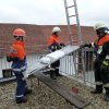 Übung der Jugendfeuerwehr, Rettung mit Trage an einer Leiter