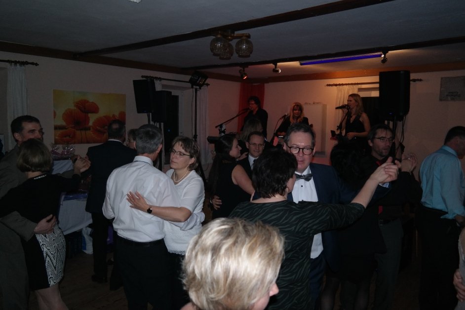 Schwarz Weiß Ball in Ast rockt alle Besucher 