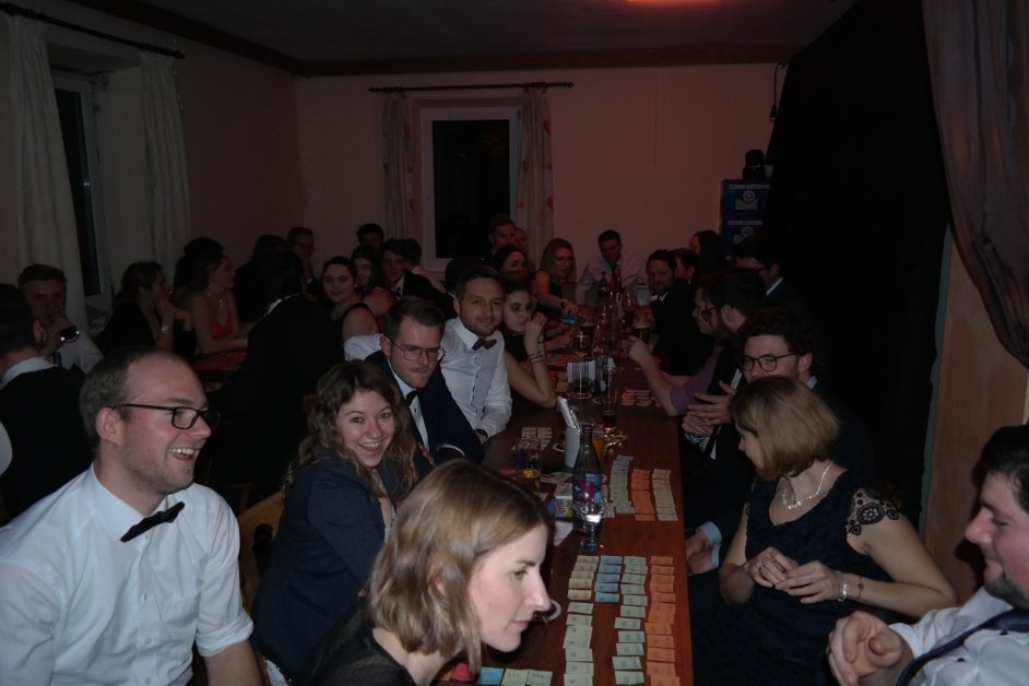 Schwarz Weiß Ball in Ast rockt alle Besucher 