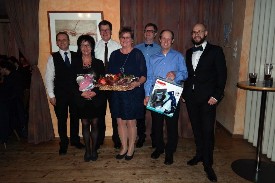 Schwarz Weiß Ball in Ast rockt alle Besucher 