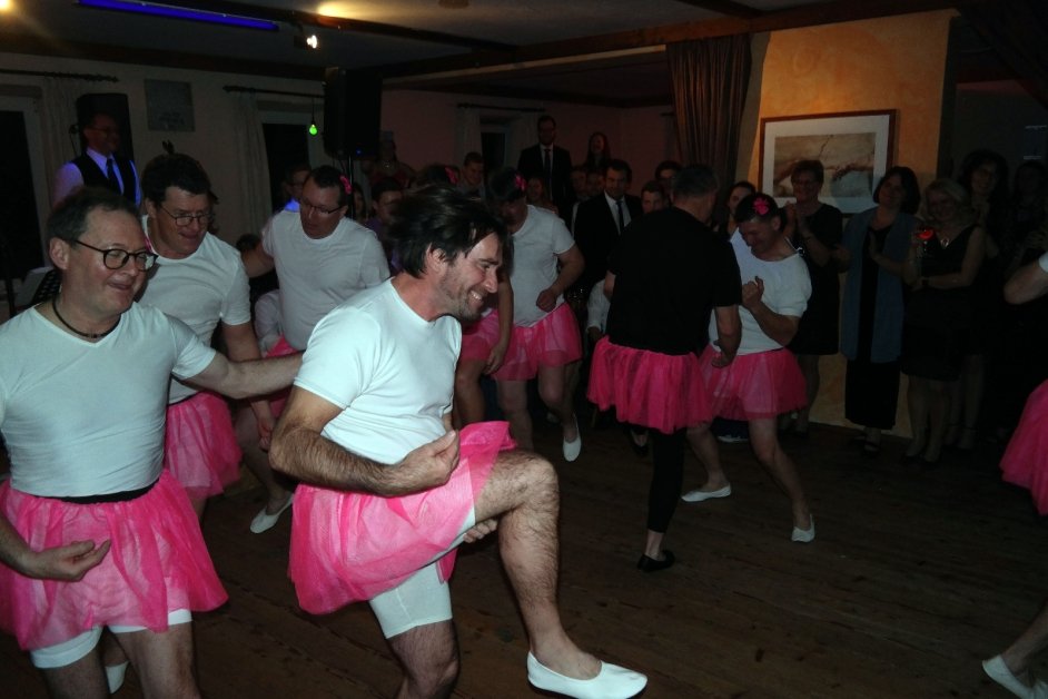 Schwarz Weiß Ball in Ast rockt alle Besucher 