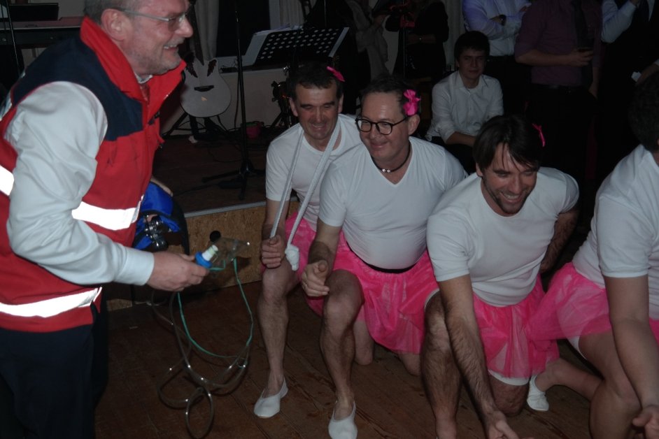 Schwarz Weiß Ball in Ast rockt alle Besucher 