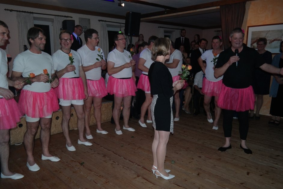 Schwarz Weiß Ball in Ast rockt alle Besucher 