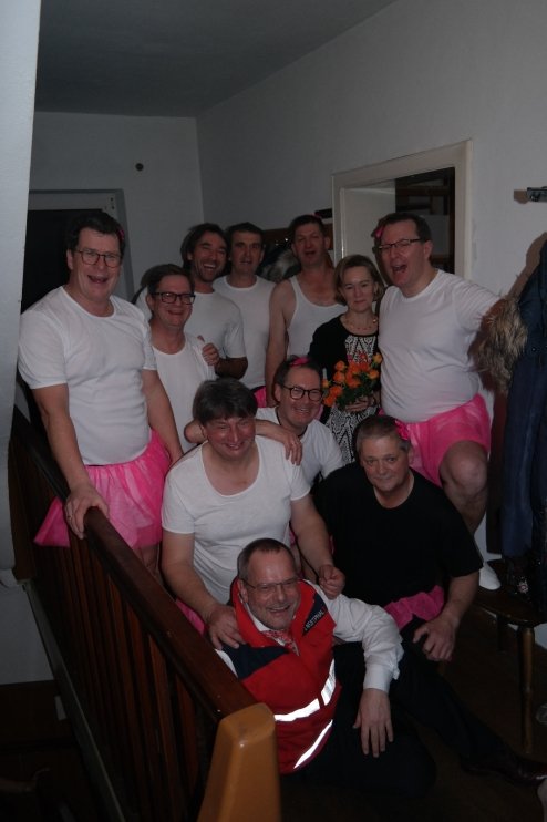 Schwarz Weiß Ball in Ast rockt alle Besucher 