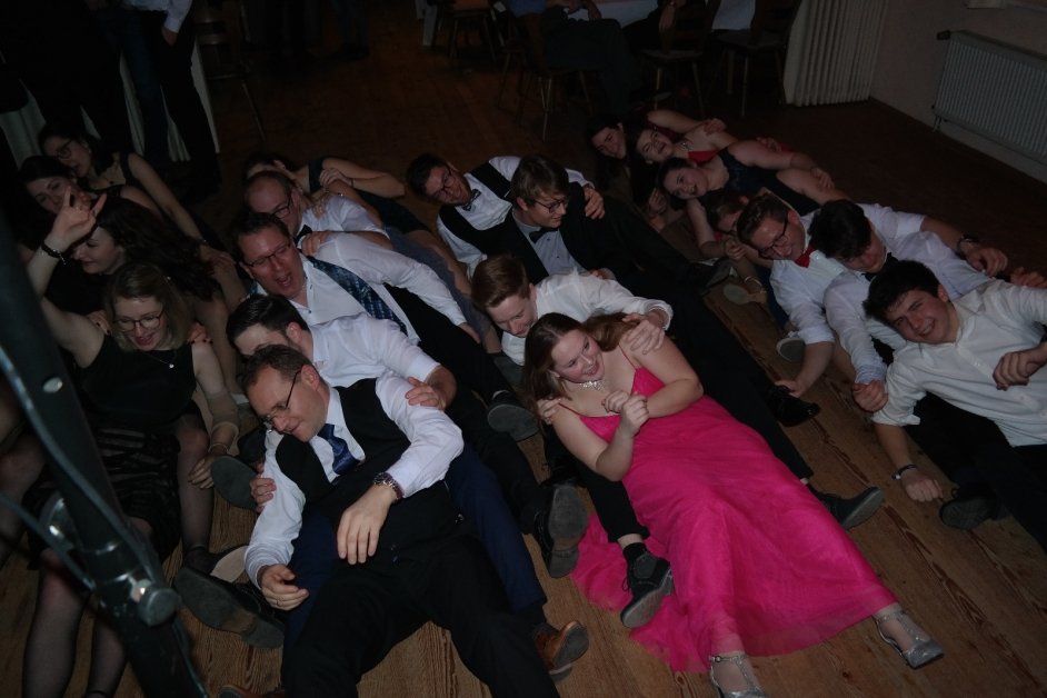 Schwarz Weiß Ball in Ast rockt alle Besucher 