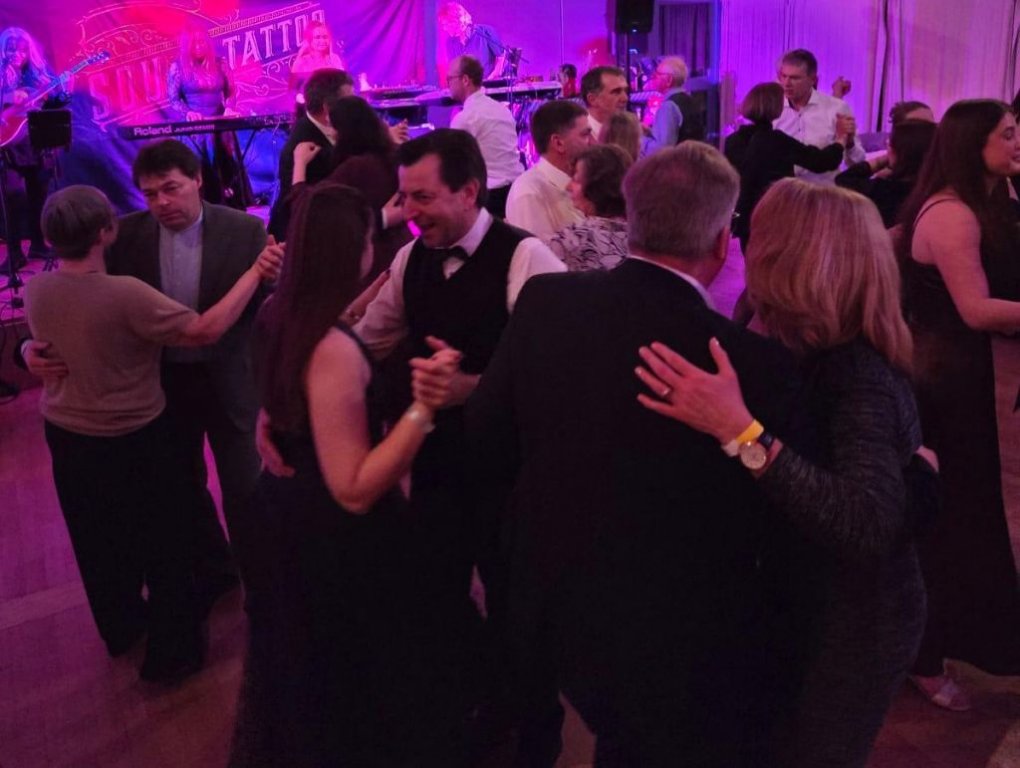 Schwarz-Weiß Ball mit Stil und Stimmung