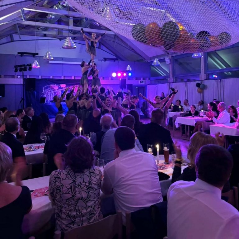 Schwarz-Weiß Ball mit Stil und Stimmung