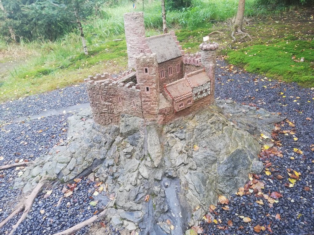 Die Miniaturburg mitten im Schloßwald